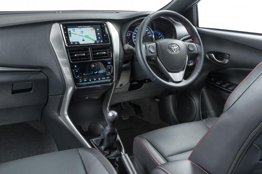Интерьер Toyota Yaris S 2018 года  (ZA) (фото 32 из 39)